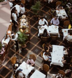 Comment se tenir à table lors d’un diner ?